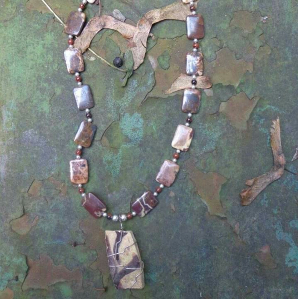 Abstract brown necklace - Picture 5 of 5